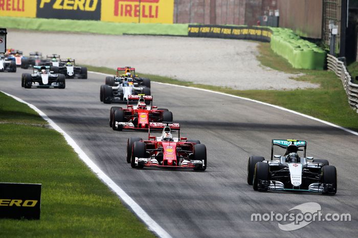 Nico Rosberg por delante de Sebastian Vettel en Monza