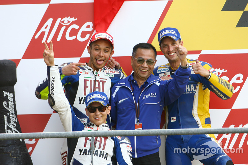 Podium : le vainqueur Valentino Rossi, Yamaha; le deuxième Jorge Lorenzo, Yamaha; le troisième Colin Edwards, Tech 3; et Masao Furusawa, Yamaha