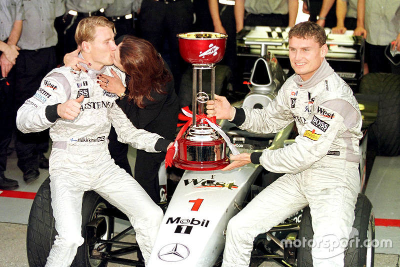 Mika Hakkinen, McLaren, embrasse sa femme Erja