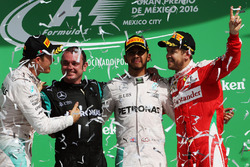 Podio: Nico Rosberg, Mercedes AMG F1, segundo; Tony Walton, Mercedes AMG F1 mecánico; Lewis Hamilton