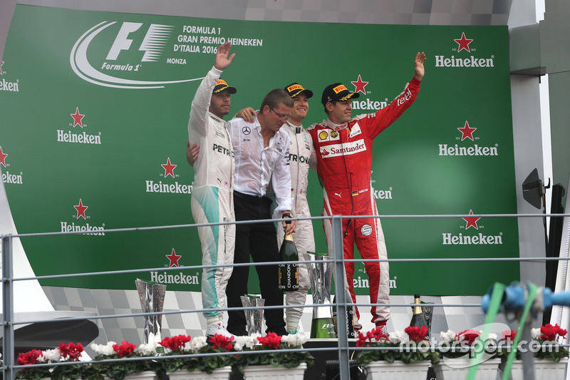 Podio: Lewis Hamilton, Mercedes AMG F1 Team, Nico Rosberg, Mercedes AMG F1 Team e Sebastian Vettel, 