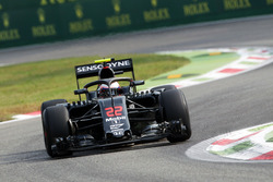 Jenson Button, McLaren MP4-31, met de halo cockpitbescherming