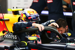 Max Verstappen, Red Bull Racing RB12 Halo kokpit ile