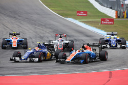 Феліпе Наср, Sauber C35 та Паскаль Верляйн, Manor Racing MRT05 на старті гонки