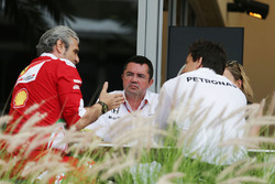 Maurizio Arrivabene, director del equipo Ferrari con Eric Boullier, Director de carreras de McLaren