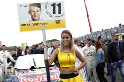 Gridgirl von Marco Wittmann, BMW Team RMG, BMW M4 DTM