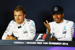 (L nach R): Nico Rosberg, Mercedes AMG F1 und Lewis Hamilton, Mercedes AMG F1 in der FIA Pressekonfe