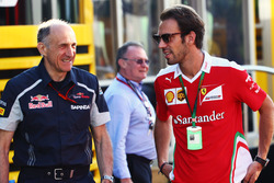 (Soldan sağa): Franz Tost, Scuderia Toro Rosso Takım Patronu ve Jean-Eric Vergne, Ferrari Test ve Ge