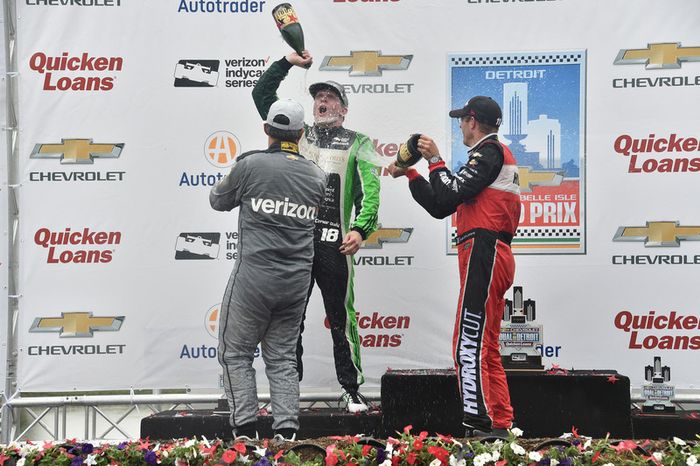 Podio: ganador de la carrera Sébastien Bourdais, KV Racing Technology Chevrolet, segundo lugar Conor Daly, Dale Coyne Racing Honda, y el tercer lugar Juan Pablo Montoya, Team Penske Chevrolet