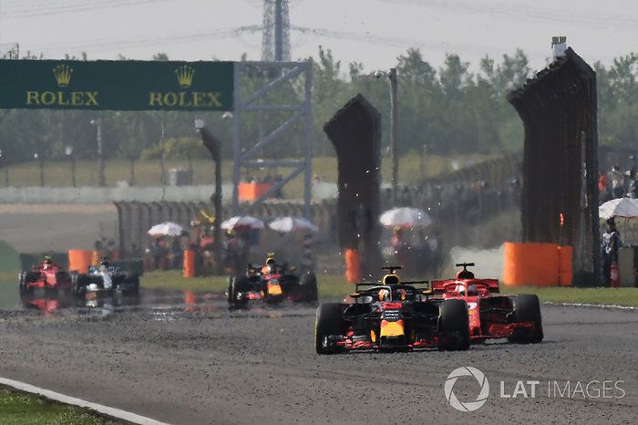 Daniel Ricciardo, Red Bull Racing RB14 y Sebastian Vettel, Ferrari SF71H