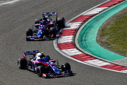 Pierre Gasly, Scuderia Toro Rosso STR13 ve Brendon Hartley, Scuderia Toro Rosso STR13