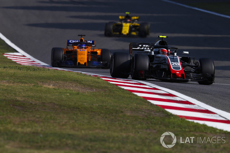 Kevin Magnussen, Haas F1 Team VF-18 Ferrari, Fernando Alonso, McLaren MCL33 Renault, and Carlos Sain