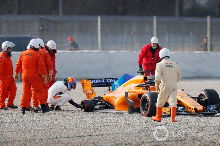 Fernando Alonso, McLaren MCL33 tras su accidente