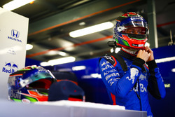 Brendon Hartley, Toro Rosso, se pone su casco