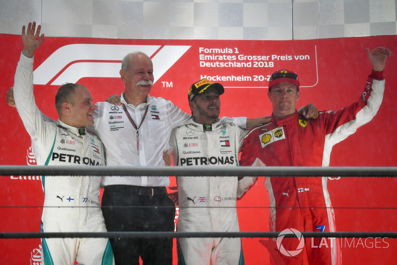 Podio: il secondo classificato Valtteri Bottas, Mercedes-AMG F1, il Dr. Dieter Zetsche, CEO Daimler AG, il vincitore della gara Lewis Hamilton, Mercedes-AMG F1, il terzo classificato Kimi Raikkonen, Ferrari
