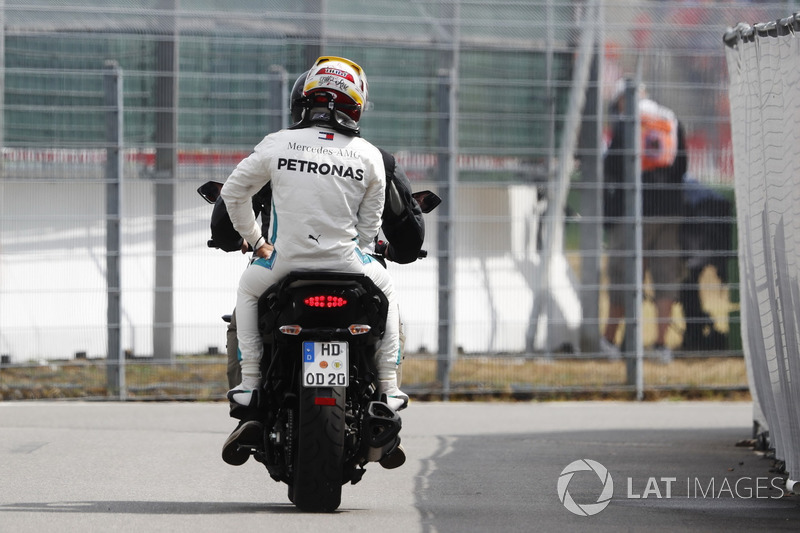 Lewis Hamilton, Mercedes AMG F1, vuelve al box tras su avería en Q1