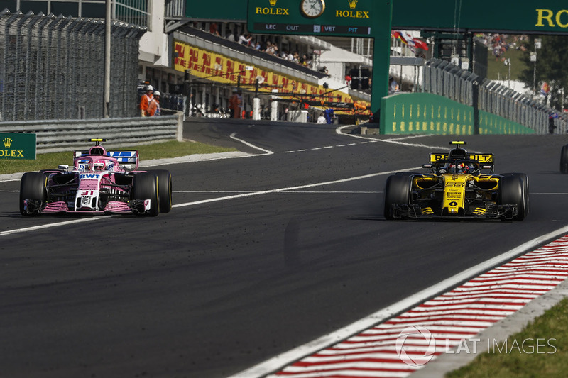 Esteban Ocon, Force India VJM11, lucha con Carlos Sainz Jr., Renault Sport F1 Team R.S. 18