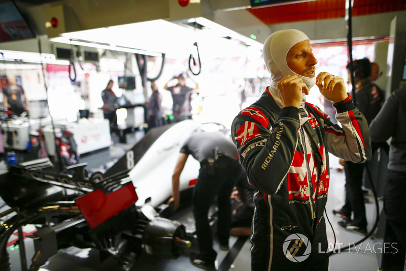 Romain Grosjean, Haas F1 Team, adjusts his balaclava