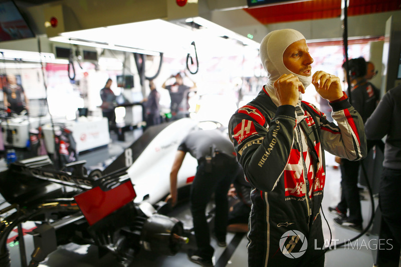 Romain Grosjean maskesini ayarlıyor, Haas F1 Team