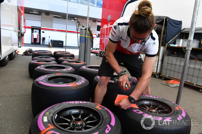 Un meccanico Sauber contrassegna le gomme Pirelli