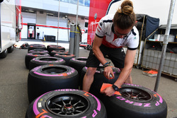 Механик Alfa Romeo Sauber и шины Pirelli