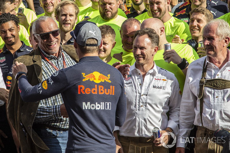 Max Verstappen, Red Bull Racing con Dietrich Mateschitz, CEO de Red Bull, Christian Horner, Red Bull Racing Team Principal, Dr Helmut Marko, Red Bull Motorsport y el equipo
