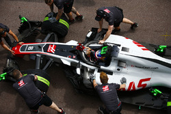 Romain Grosjean, Haas F1 Team, met ses gants