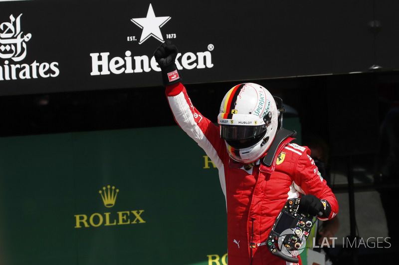 Le vainqueur Sebastian Vettel, Ferrari fête sa victoire dans le parc fermé