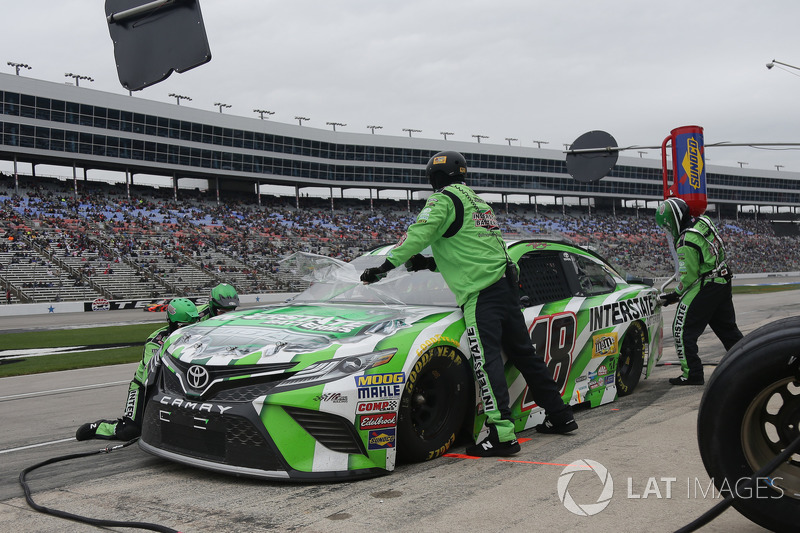 Kyle Busch, Joe Gibbs Racing, Toyota Camry Interstate Batteries, makes a pit stop