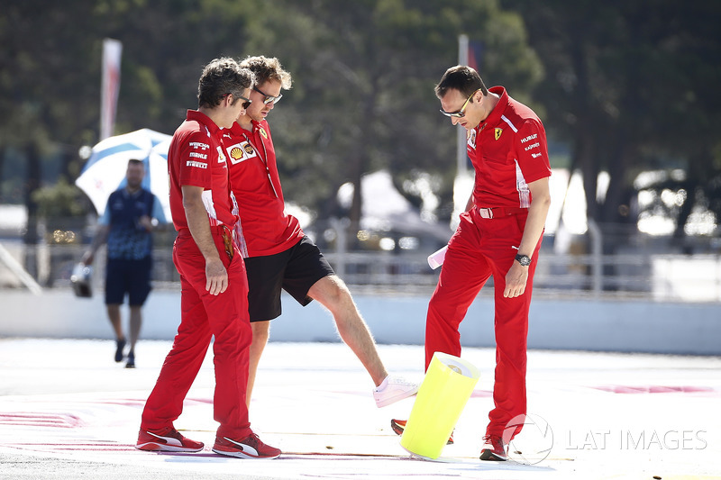 Sebastian Vettel, Ferrari parcourt la piste à pied