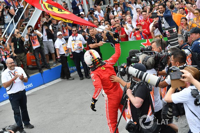 El ganador de la carrera de Canadá, Sebastian Vettel, Ferrari, celebra en parc ferme