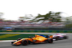 Stoffel Vandoorne, McLaren MCL33, leads a Force India