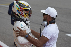 Pole: Lewis Hamilton, Mercedes AMG F1, ve kardeşi Nicolas Hamilton