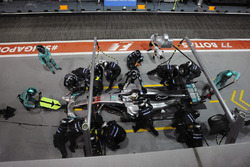 Lewis Hamilton, Mercedes AMG F1 W08 pit stop
