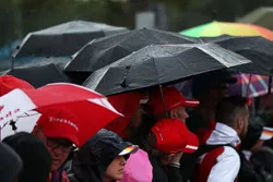 Des fans et des parapluies