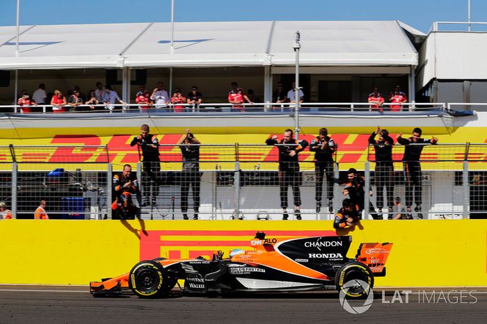 Alonso foi um dos destaques do dia: chegou em sexto, fez a volta mais rápida e tirou a McLaren da lanterna nos Construtores.