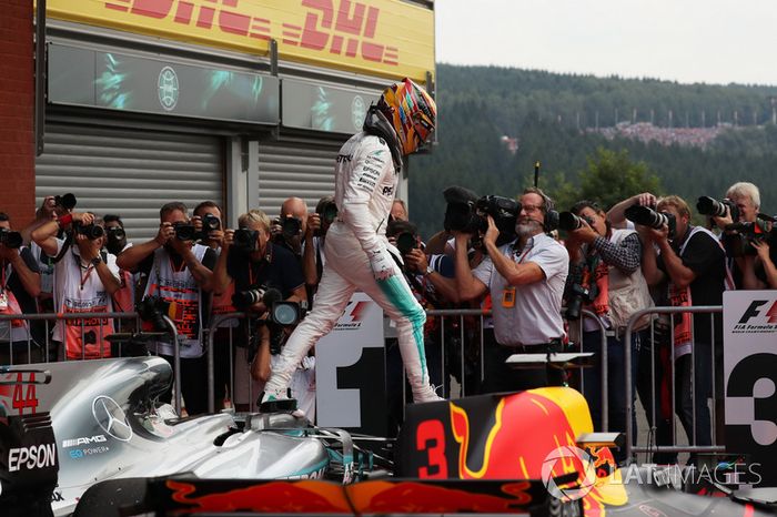Ganador de la carrera Lewis Hamilton, Mercedes-Benz F1 W08 celebra en parc ferme