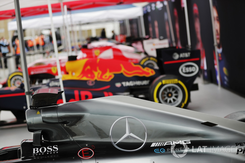 A line-up of Formula 1 cars in Trafalgar Square ahead of the London F1 street demonstration. L-R: A 