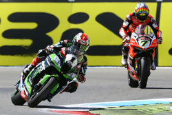 Jonathan Rea, Kawasaki Racing; Chaz Davies, Ducati Team