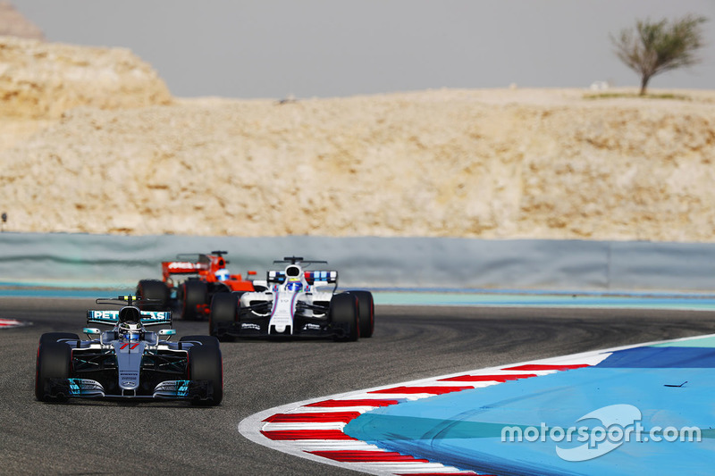 Valtteri Bottas, Mercedes AMG F1 W08, lidera a Felipe Massa, Williams FW40, y Fernando Alonso, McLaren MCL32