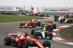 Sebastian Vettel, Ferrari SF70H; Valtteri Bottas, Mercedes AMG F1 W08; Daniel Ricciardo, Red Bull Ra