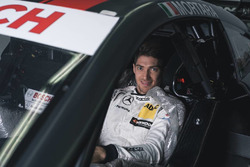 Edoardo Mortara past een stoeltje