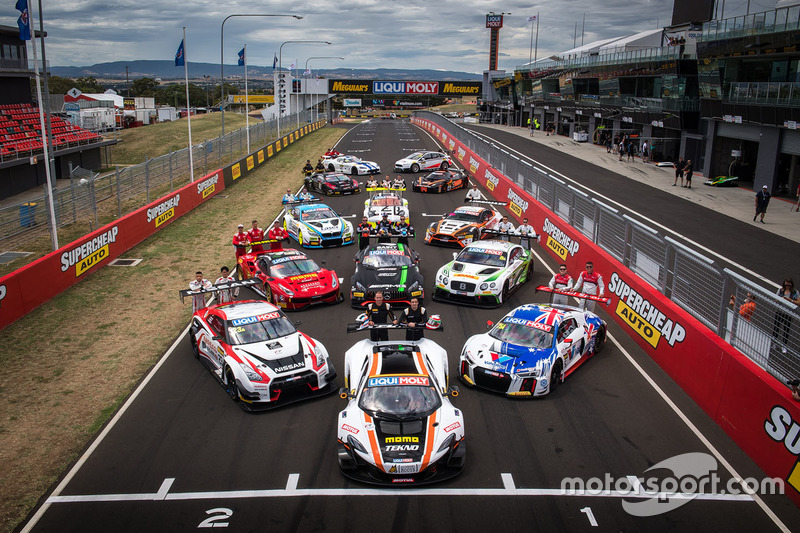 Foto de grupo depilotos de las 12 horas de Bathurst