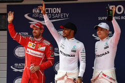 Себастьян Феттель, Ferrari, обладатель поула Льюис Хэмилтон, Mercedes AMG F1, и Валттери Боттас, Mer
