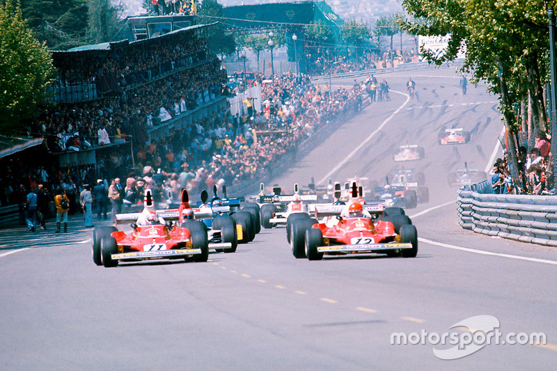 Niki Lauda lidera lejos a su compañero Clay Regazzoni, ambos Ferrari 312T y Mario Andretti, Parnelli