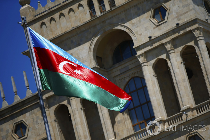 La banera de Azerbaiyán flamea frente a un edificio histórico de la ciudad de Bakú