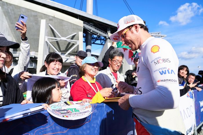 Fans with Thierry Neuville, Hyundai World Rally Team Hyundai i20 N Rally1