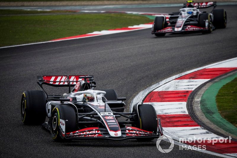Kevin Magnussen, Haas VF-24, Nico Hulkenberg, Haas VF-24
