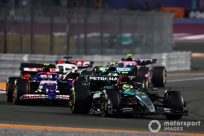 Lewis Hamilton, Mercedes F1 W15, Yuki Tsunoda, RB F1 Team VCARB 01 