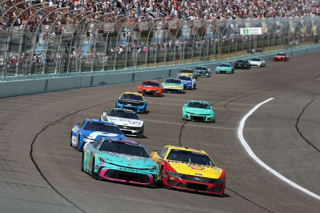 Joey Logano, Team Penske Ford, Bubba Wallace, 23XI Racing Toyota